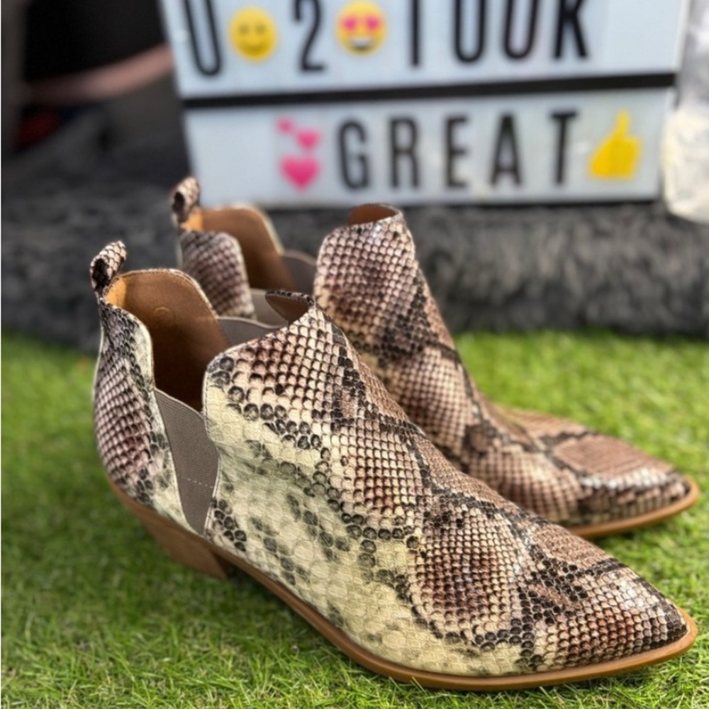 ZBY‎ Snake Print Ankle Boots Women Sz 9 Western Chunky Heel Pointed Toe Booties